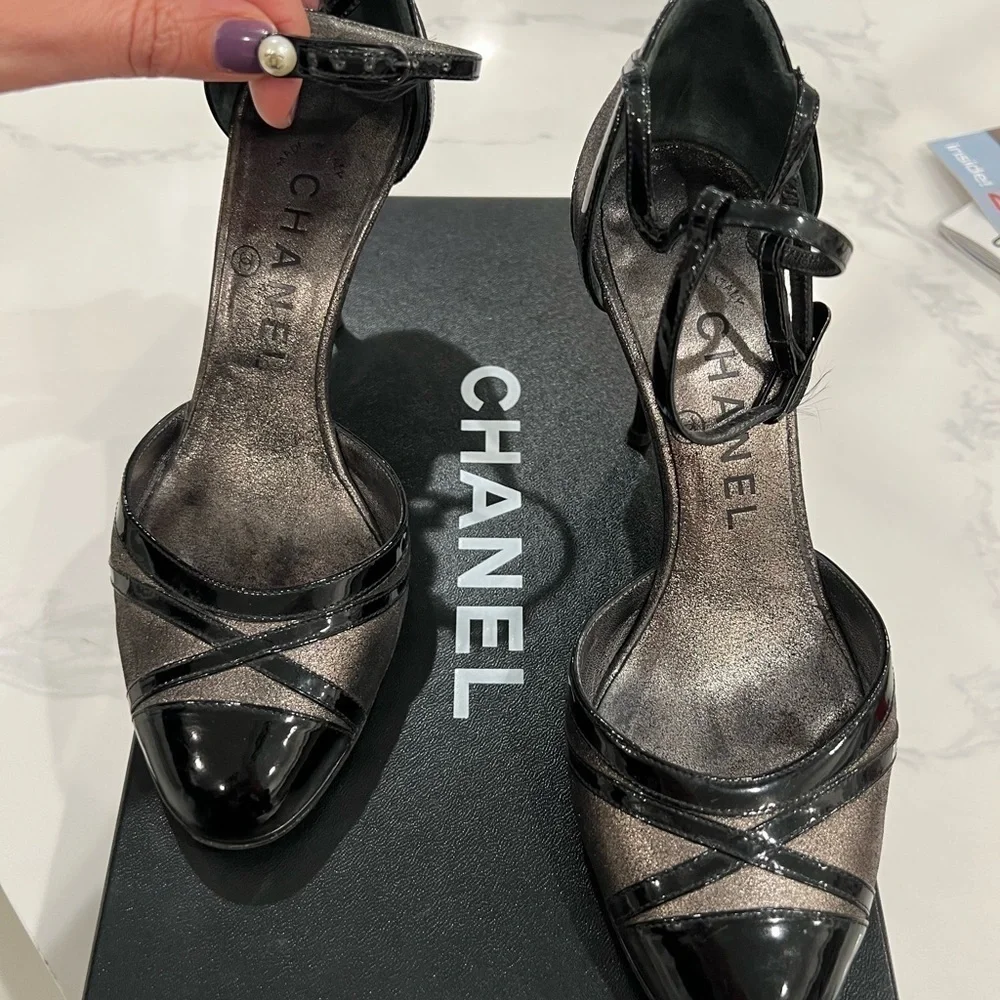 CHANEL DARK GREY METALLIC & patent leather ankle strap heels pearl CC 06P 35.5